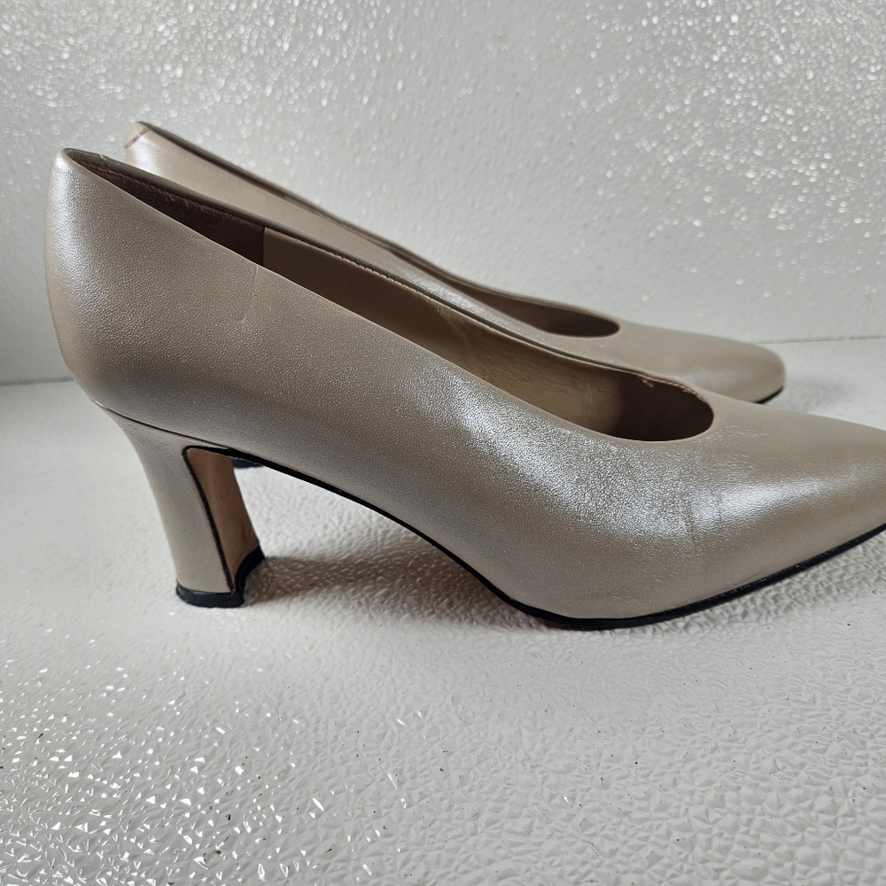 Evan Picone vintage leather high heeled shoes. Cream colored size 7 1/2 M.